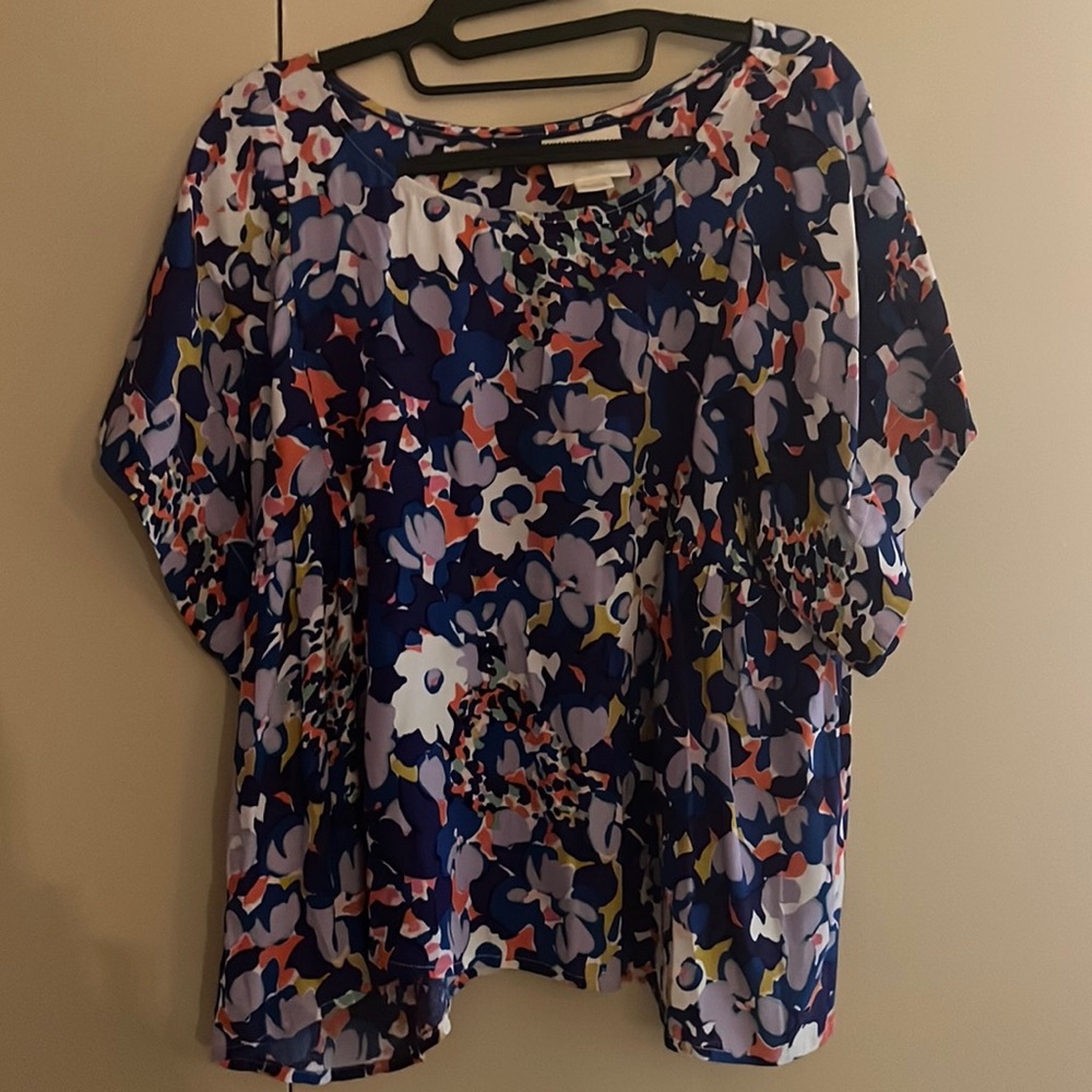 Cute floral relaxed fit Maeve top from Anthropologie. Size Medium.